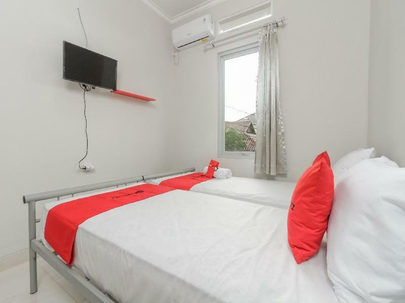 Hotel Reddoorz @ Cipete Raya Giacarta Esterno foto