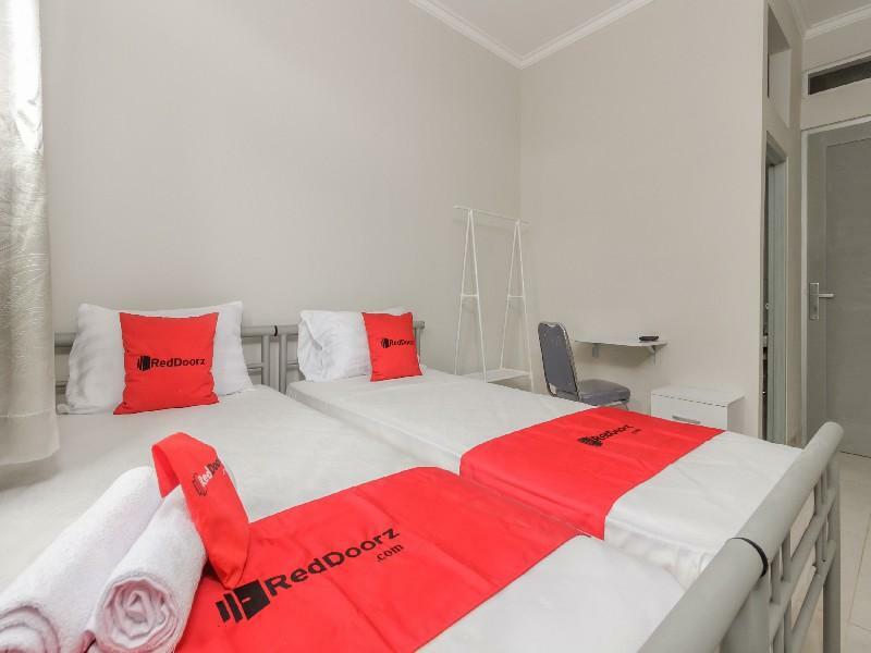 Hotel Reddoorz @ Cipete Raya Giacarta Esterno foto